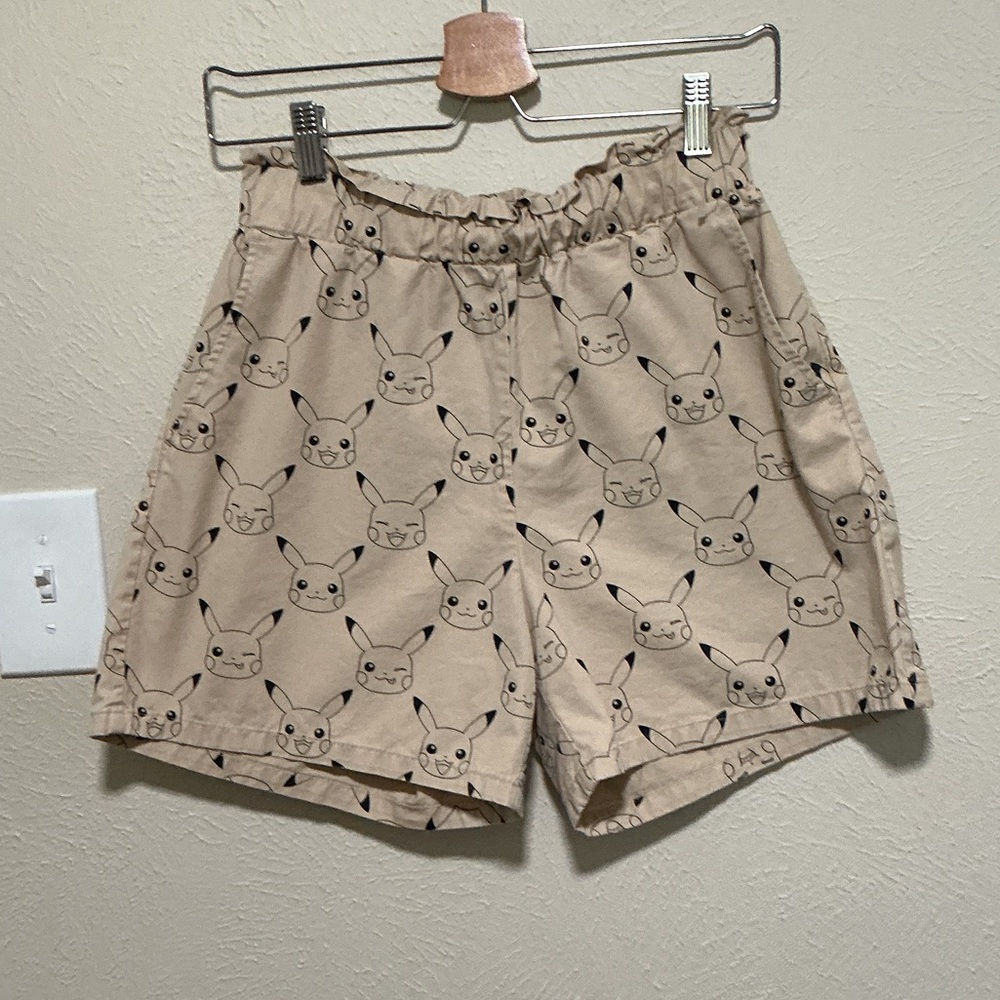 Beige Pikachu Print Women’s Casual Shorts 4P Petite Pockets